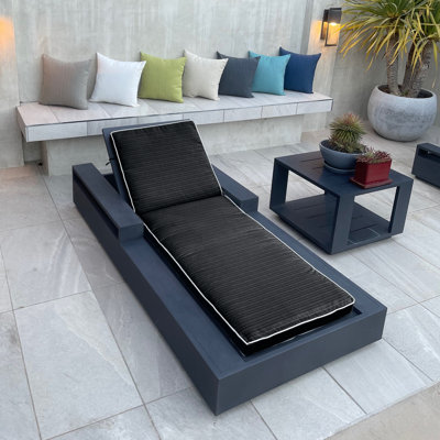 Chaise longue avec bourre rembourrée en polyester.