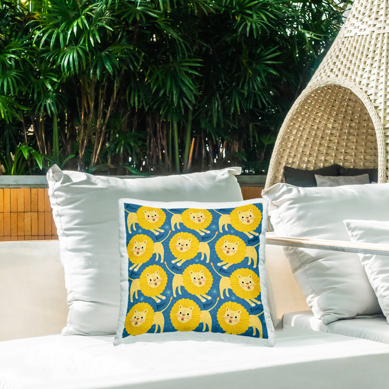 Coussin d'extérieur imprimé «Fun Lions on Blue» par Leeza Hernandez