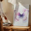 Une illustration de papillon pastel mélangeant une toile rose pâle et de doux tons de lavande-1940683325