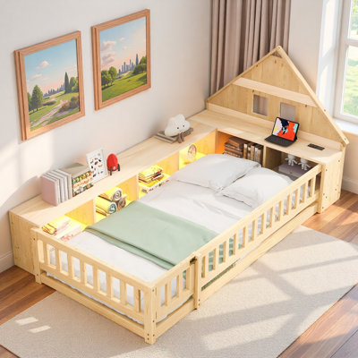 Lit en bois avec garde-corps, tête de lit en forme de maison, armoires de rangement, éclairage à DEL et station de charge