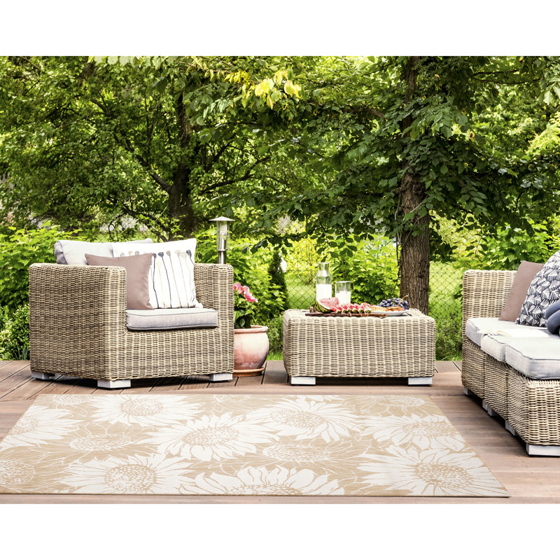 Vanness Floral Indoor / Outdoor Rug, Rectangle 4'10" x 7'6"