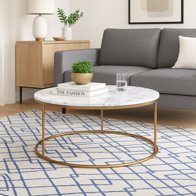 Table basse ronde Carbone avec plateau en faux marbre et base en laiton