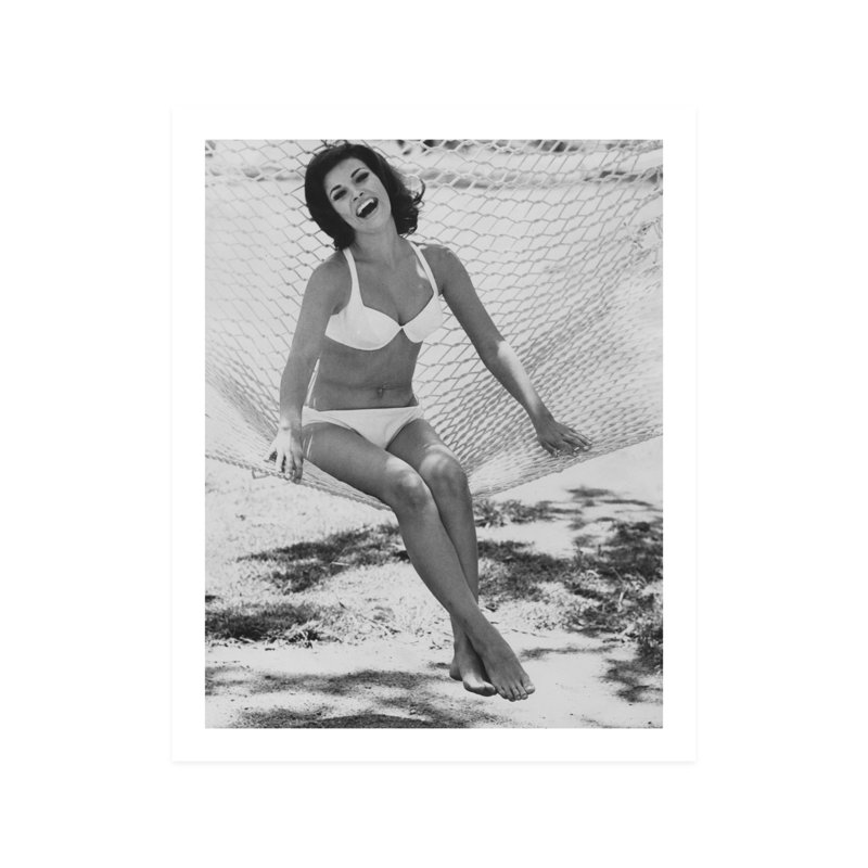 Raquel Welch dans un hamac - photographie, L 8 po x H 10 po