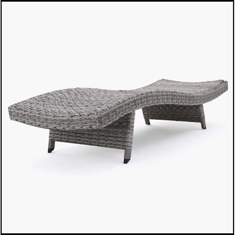 CHAISE LUNGE
