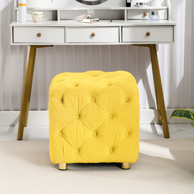 Entrée en velours jaune - vous accueille avec style et durabilité Le rangement dans le salon garde votre espace bien rangé