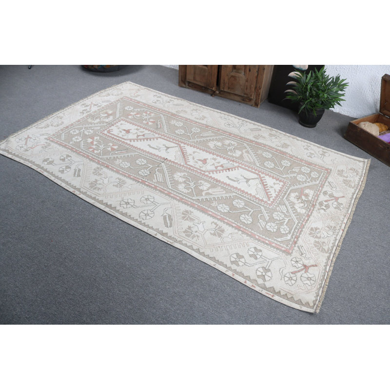 Le tapis traditionnel turc beige rehausse le charme rétro des salons avec un décor bohème