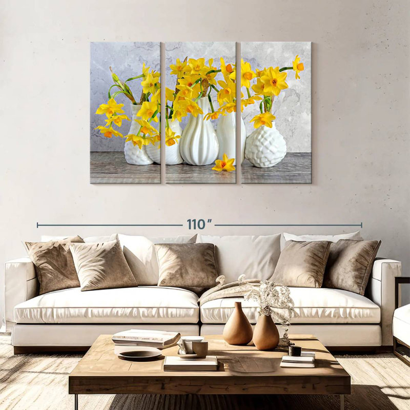 Jonquilles Harnek dans des vases blancs, H 48 po x l 74 po