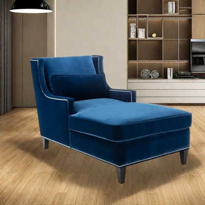 Chaise en bois massif cloutée confortable et tendance