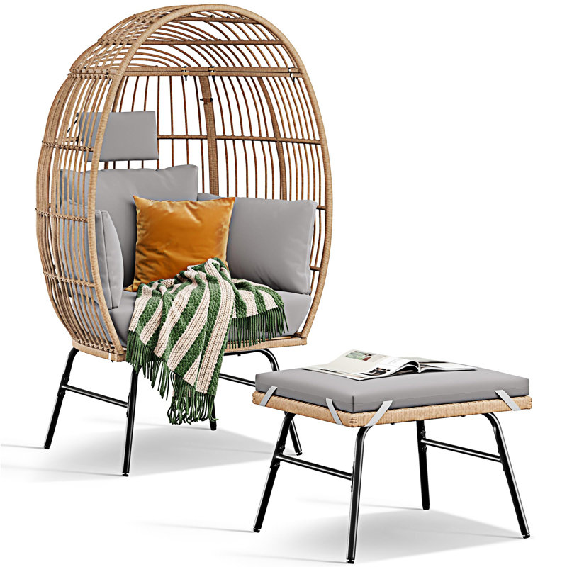 Chaise d'extérieur en osier avec repose-pieds