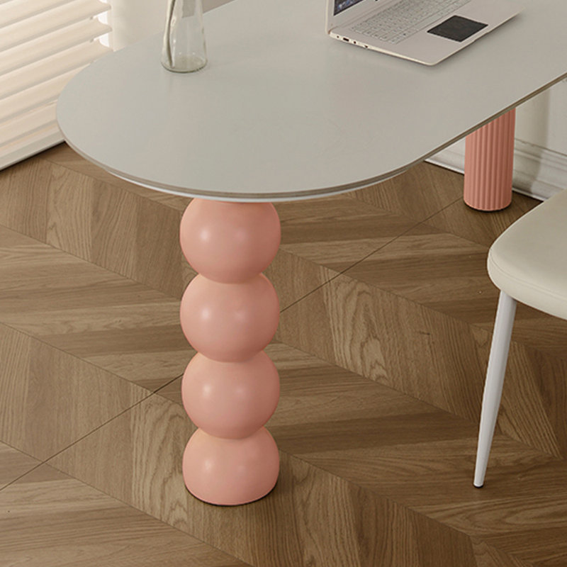 Bureau d'écriture de style crème avec des pieds roses, H 29,52 po x l 55,11 po x P 27,55 po