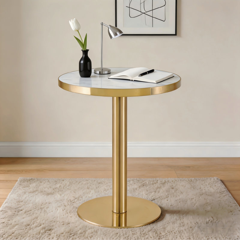 Plateau de table rond en bois aggloméré de 23,6 po avec revêtement en peinture UV, texture de marbre Whiye, bordure en acier inoxydable doré, pieds de table en métal, table basse moderne et luxueuse.