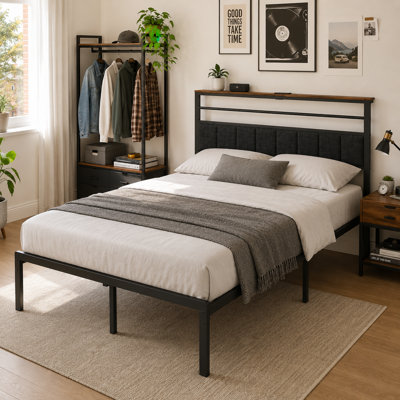 Base de lit à lattes en métal noir grand format, tablette de tête de lit rembourrée, matelas sans ressort à chargement USB