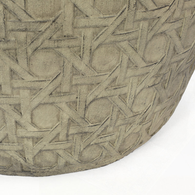 Table d'appoint d'extérieur en béton léger avec structure de baril délicieuse et motif en osier de canne complexe pour la décoration du patio