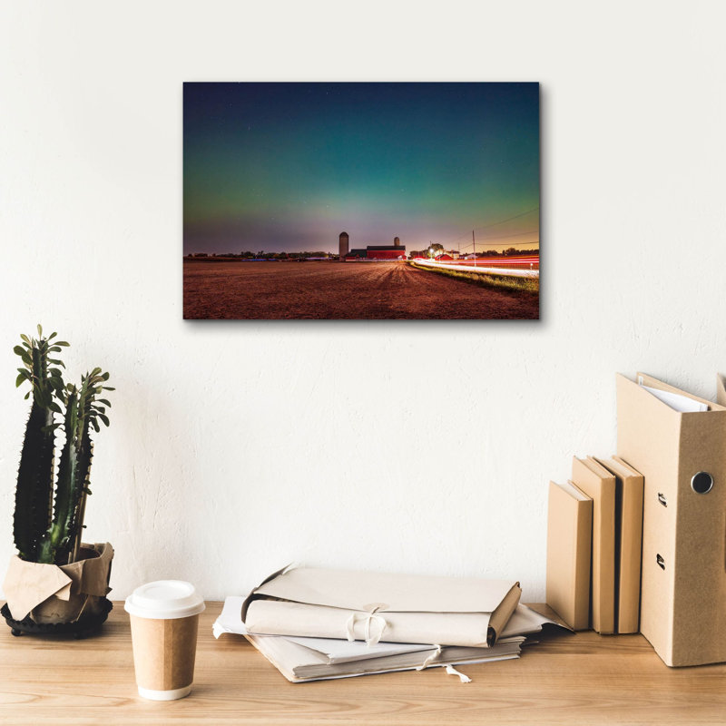  «Red Barn Under Aurora» par Epic Portfolio, art mural 18 po x 12 po, H 12 po x l 18 po