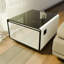 Table d'appoint moderne et moderne avec réfrigérateur intégré, charge sans fil, contrôle de la température, prise de courant, ports USB, protection des prises, lumière à induction-1032163351