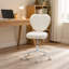 Ce fauteuil de coiffeuse à dossier en forme de cœur dispose d'un réglage en hauteur et en hauteur, d'une rotation à 360 degrés, de roulettes et d'une chaise de bureau.