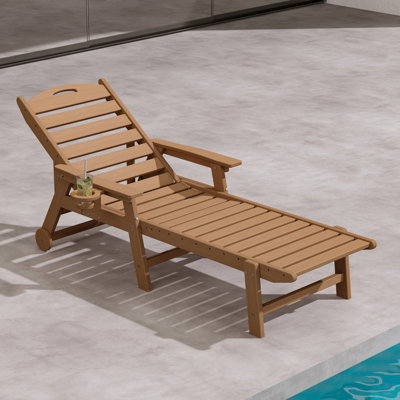 Chaise longue d'extérieur en PEHD, fauteuil inclinable réglable en 5 positions avec roulettes et porte-gobelet intégré, résistante aux intempéries pour terrasse, piscine, jardin et cour.