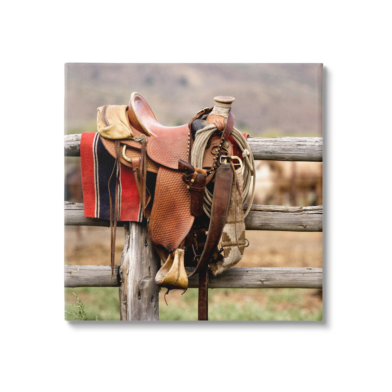 «Western Saddle On Fence» par Danita Delimont, H 36 po x l 36 po x P 1,5 po