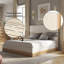 Tissu beige et grand lit en chêne-1074821613