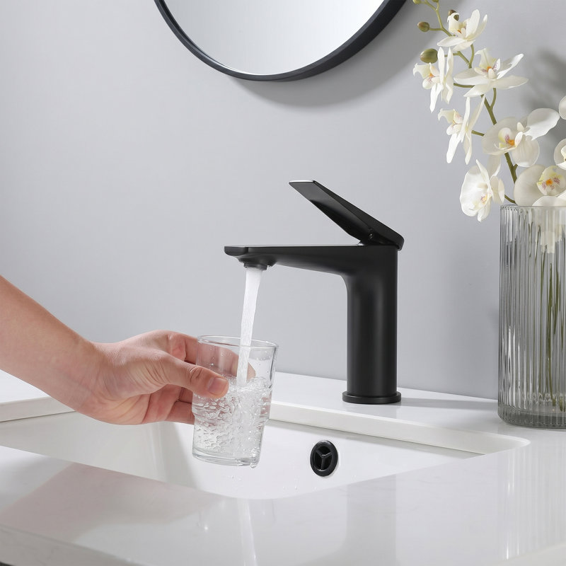 Robinet de lavabo de salle de bain à poignée simple 5,7 po de hauteur, laiton massif sans plomb avec aérateur amovible