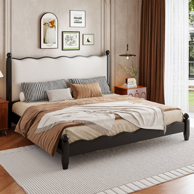 Lit plateforme très grand en bois avec tête de lit tapissier, structure noire et tissu beige