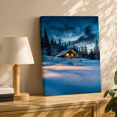 Toile, "Cozy Log Cabin Nestled In A Winter Wonderland", art mural par de grands arbres couverts de neige sous un crépuscule