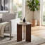 Table basse ronde moderne avec plateau en pierre et surface en marbre avec base en bois sculpturale et silhouette contemporaine pour la disposition de meubles de salon ou de détente