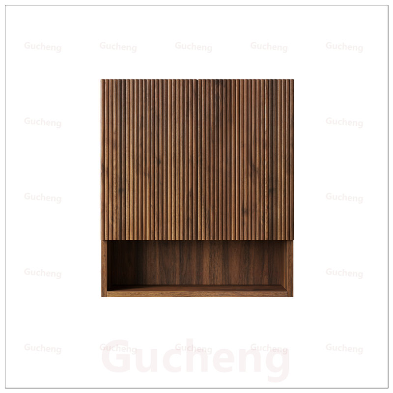 Armoire de salle de bain murale rayée avec portes, tablette et rangement ouvert, parfaite pour organiser vos essentiels dans les petits espaces