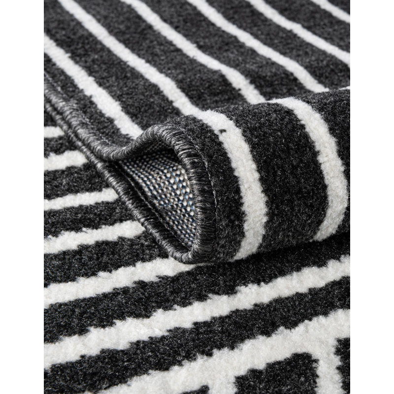 Tapis Latitude Run® Orkla Nikolis noir, Rectangle 6 pi 1 po x 9 pi
