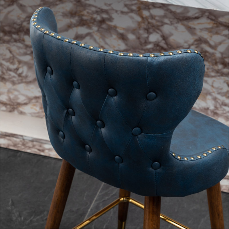 Ensemble de tabouret de comptoir élégant et confortable avec dossier capitonné et garniture cloutée, parfait pour toute cuisine ou bar.