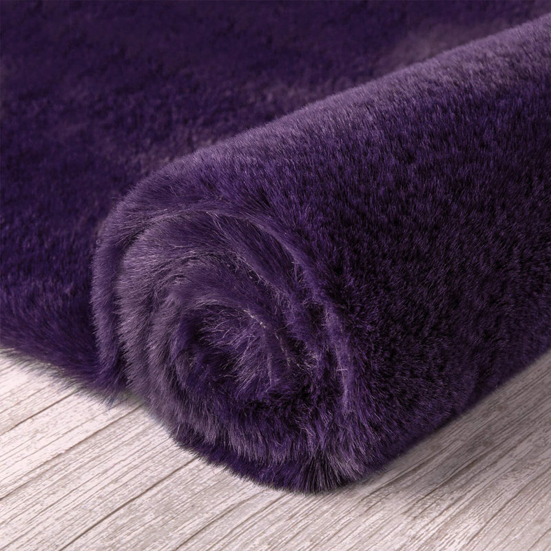 Tapis mauve en fausse fourrure tissé à la machine Novelty Haughbrook, Nouveauté 2 pi x 3 pi