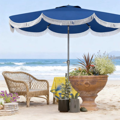 Parasol de patio de 8,8 pi avec manivelle et inclinaison à bouton-poussoir, protection contre le soleil Upf 30+, vent à 8 nervures, dessus ventilé, pompon élégant, parasol d'extérieur en métal bleu marine, auvent, fonction d'inclinaison, pour plus de stabilité