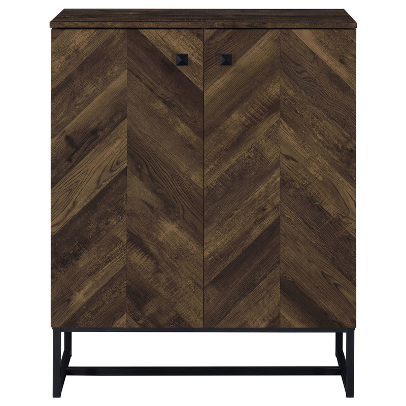 Armoire d'appoint autoportante à 4 tablettes en chêne rustique, finition bronze industriel sur le carré, chevrons pour les espaces de repas à profondeur visuelle en chêne avec accents, quatre salons de rangement efficaces à l'intérieur