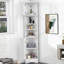 Armoire de coin pour le rangement de la salle de bain avec deux portes, des tablettes réglables et une tablette ouverte, idéale pour économiser de l'espace et organiser des articles