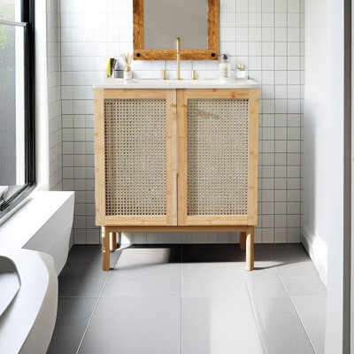 Meuble-lavabo de 30 pouces fabriqué à partir de matériaux naturels, avec des portes en rotin faites à la main et des mécanismes de fermeture en douceur