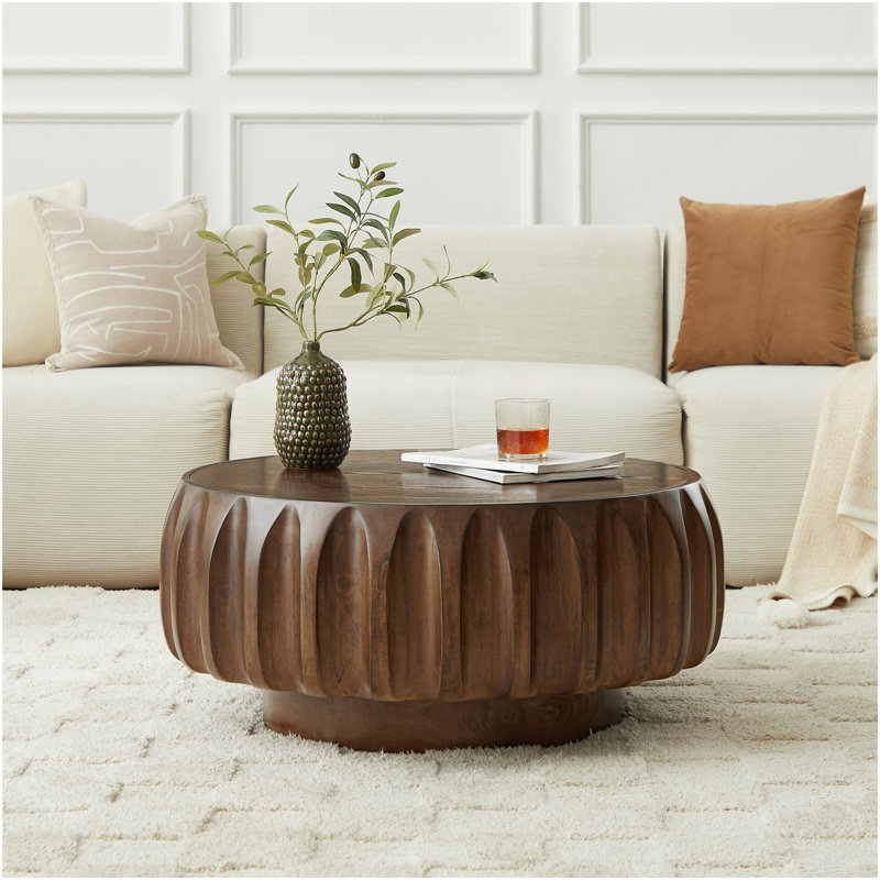 Table basse ronde en bois massif sculpté au design sculptural élégant, Noyer