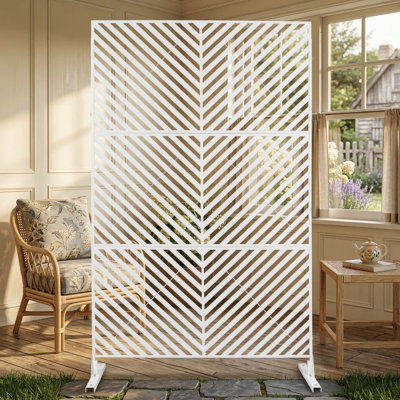 Le panneau d'intimité en métal, H 76 po x l 48 po, est une cloison décorative autoportante pour l'intérieur / extérieur, parfaite pour les terrasses / balcons / patios, pouvant servir de panneaux de clôture d'intimité pour les pelouses / jardins.