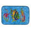 Troical poissons et algues sur tapis de séchage