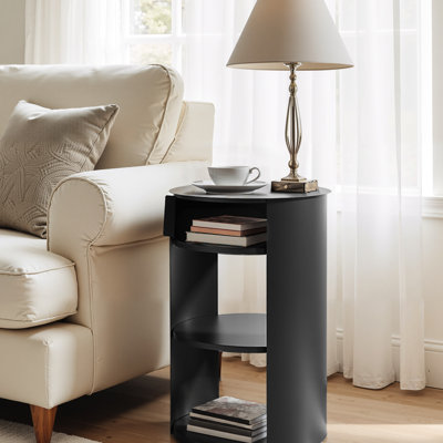 Table d'appoint d'intérieur à 3 niveaux, ronde, noir mat, construction en fer, porte coulissante, rangement spacieux, table ronde en métal de décoration moderne avec design lisse, trois tablettes, grattoir, facile à déplacer