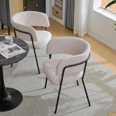 Deux chaises pour les chaises de salle à manger rembourrées modernes et intérieures