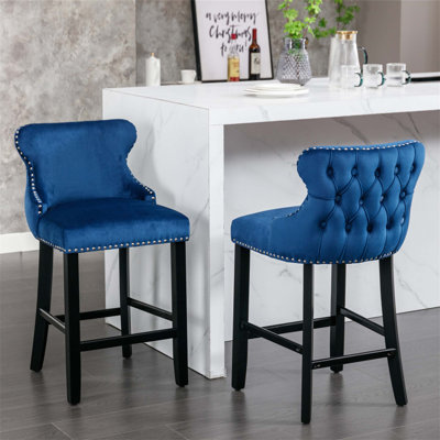 Ensemble de 2 tabourets de bar contemporains rembourrés de velours avec boutons capitonnés, pieds en bois et garniture cloutée chromée