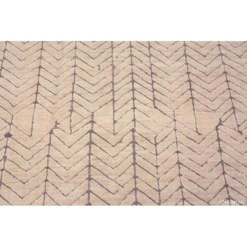Tapis moderne ivoire / gris à motif primitif unique One-of-a-Kind