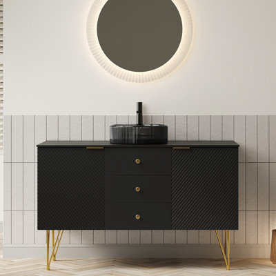 Meuble-lavabo autoportant 48 po avec 4 pieds dorés, 3 tiroirs, 2 portes, un lavabo en verre noir transparent et un comptoir en métal fritté