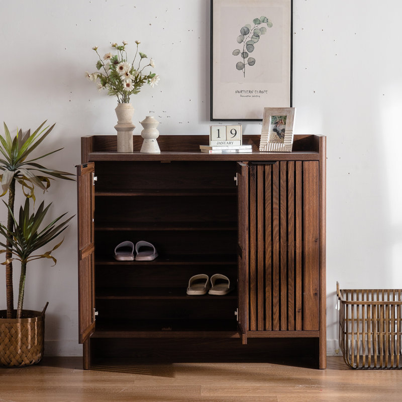 Range-chaussures spacieux en bois de style campagnard avec tablettes réglables