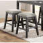 Ensemble de salle à manger multifonctionnel 5 pièces, hauteur comptoir, gris, table et 4 tabourets, placage bois brossé, étagères intégrées, revêtement en chenille, garniture cloutée élégante pour un coin repas.