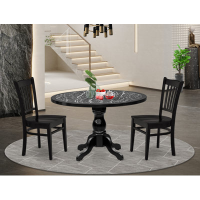 L'ensemble de salle à manger 3 pièces se compose d'une table à piédestal ronde et de 2 chaises de cuisine à dossier à lattes au fini noir.