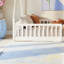 Lit pour enfant en forme de maison moderne avec clôture-516354732