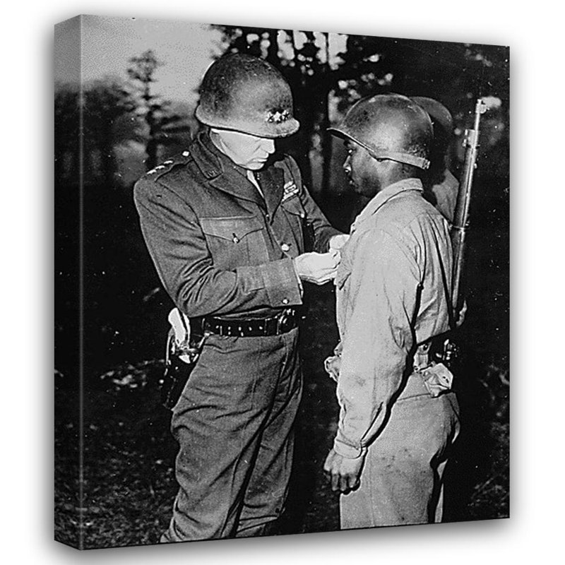 Les archives américaines de la Seconde Guerre mondiale, le général George S. Patton, Commandant, épingle l'étoile d'argent sur le soldat Ernest A. J