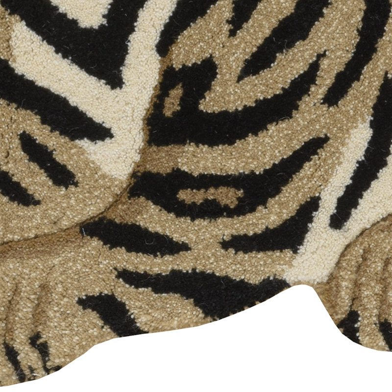Harjo Sitting Tiger Shaped Gold And Black 2' X 3' Accent Rug