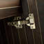 Meuble-lavabo contemporain, armoire de salle de bain avec lavabo en résine et portes à fermeture en douceur